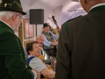 Bild  017 | 175  :: Gmundner Festwochen Hausmusik Roas am 7.5.2022 im Kammerhof mit Gernot und Fritz als Pascher beim Waldhansl