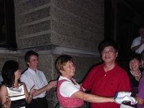 Bild  119 | 161  :: Maria wagt ein Tänzchen mit dem Chef der chinesischen Delegation