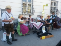 Bild  053 | 161  :: Straßenmusik in der Salzburger Altstadt 2016 - am Mozartplatz  mit dem "alten" Fritz Schwärz