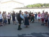 Bild  069 | 175  :: Straßenmusik in der Salzburger Altstadt 2016  -  Willi tanzt mit einer feschen Zuhörerin einen "Boarischen"