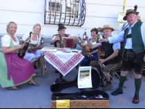 Bild  056 | 161  :: Straßenmusik in der Salzburger Altstadt 2016  -  heiß war's, da kriegt man natürlich  Durst 