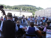 Bild  068 | 175  :: Straßenmusik in der Salzburger Altstadt 2016  -  Mozart hat uns wohlwollend zugehört und ist nicht vom Sockel gefallen 