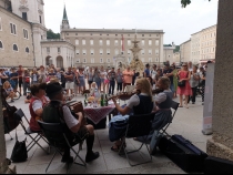 Bild  028 | 175  :: Salzburger Straßenmusik vor den Heimatwerksarkaden im Juli 2019