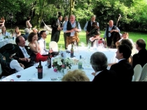 Bild  106 | 175  :: Hochzeitmahl  - Familien des Brautpaares im Garten des Gutshofes  -  offizielle Gratulation des Brautpaares