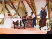 Bild  128 | 161  :: Hochzeit Verena u. Caio Mozarthaus St. Gilgen 2014 - die Braut spielt ein paar Stückerl mit