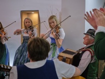 Bild  026 | 185  :: Gmundner Festwochen Hausmusik Roas 7. 5. 2022 im Kammerhof mit Gernot und Fritz von der Salzammergut Geigenmusi als Pascher