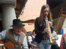 Bild  087 | 185  :: Kiwanis Charity-Brunch 2016  eine junge Jazzerin hat sich zu uns gesellt
