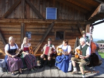 Bild  085 | 185  :: Fest der Volkskultur 2016  in Oberwang - Musizieren bei der am Themenweg "Lebensroas"