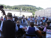 Bild  078 | 185  :: Straßenmusik in der Salzburger Altstadt 2016  -  Mozart hat uns wohlwollend zugehört und ist nicht vom Sockel gefallen