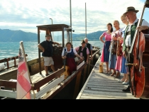 Bild  056 | 185  :: Dreh zu Servus TV "Heimatleuchten am Attersee mit Conny Bürgler" - am Steg in Attersee