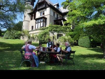 Bild  065 | 185  :: Dreh zu Servus TV "Heimatleuchten mit Conny Bürgler am Attersee" im Garten der Villa Paulik