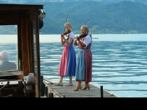 Bild  057 | 185  :: Dreh zu Servus-TV "Heimatleuchten mit Conny Bürgler am Atttersee"  am Steg in Attersee