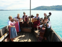 Bild  058 | 185  :: Dreh zu Servus TV "Heimatleuchten mit Conny Bürgler am Attersee"  auf der Plätte am See