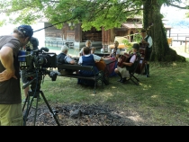 Bild  064 | 185  :: Dreh zu Servus TV "Heimatleuchten mit Conny Bürgler am Attersee" im Garten der Villa Paulik