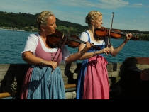 Bild  059 | 185  :: Dreh zu Servus TV "Heimatleuchten mit Conny Bürgler am Attersee"  auf der Plätte am See