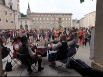 Bild  038 | 185  :: Salzburger Straßenmusik vor den Heimatwerksarkaden im Juli 2019