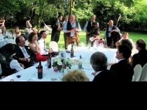 Bild  116 | 185  :: Hochzeitmahl  - Familien des Brautpaares im Garten des Gutshofes  -  offizielle Gratulation des Brautpaares