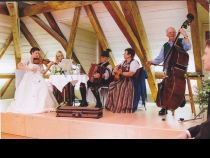 Bild  152 | 185  :: Hochzeit Verena u. Caio Mozarthaus St. Gilgen 2014 - die Braut spielt ein paar Stückerl mit