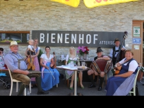 Bild  095 | 185  :: Volksmusiknachmittag am Bienenhof Attersee  2015  mit "Gast" Verena